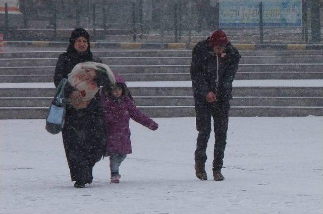 Dondurucu Soğuğun Etkili Olduğu Gaziantep’te Yılın İlk Karı Yağdı