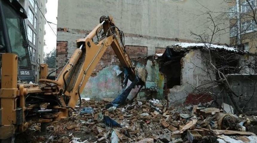 İlkadım’da Metruk Binalar Yıkılıyor