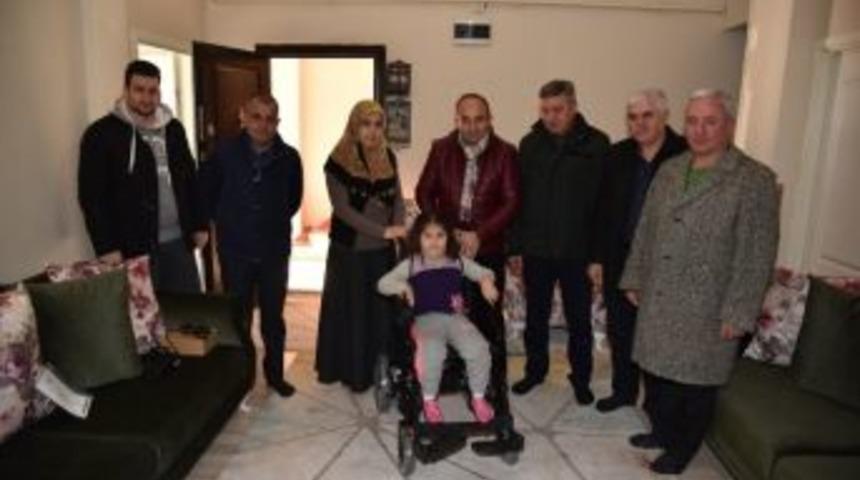 Başkan Üzülmez’den Engelli Vatandaşa Tekerlekli Sandalye