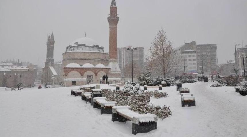 Sivas&rsquo;ta 139 K&ouml;y Yolu Ulaşıma Kapandı