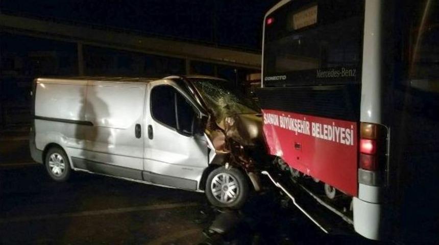 Panelvan Minib&uuml;s Park Halindeki Otob&uuml;se &Ccedil;arptı: 3 Yaralı