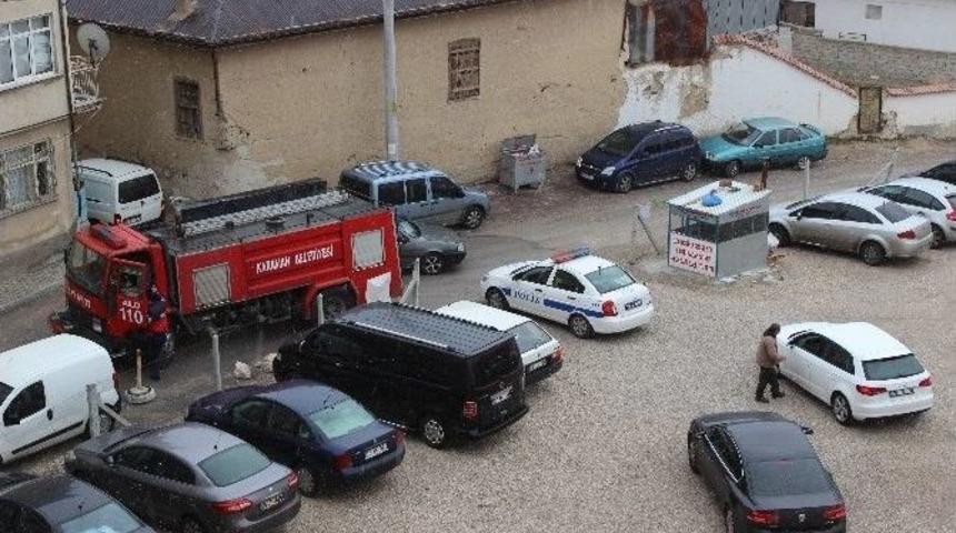 Sokakta Mahsur Kalan İtfaiye Aracını Polis Kurtardı
