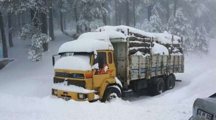 Kar Nedeniyle Ulaşıma Kapanan Demirci Simav Karayolu Ulaşıma A&ccedil;ıldı