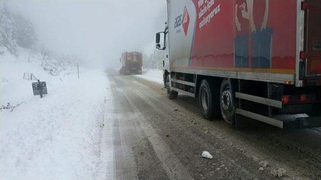Kar Nedeniyle Ulaşıma Kapanan Demirci Simav Karayolu Ulaşıma Açıldı