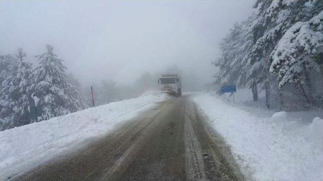 Kar Nedeniyle Ulaşıma Kapanan Demirci Simav Karayolu Ulaşıma Açıldı