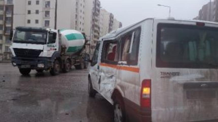 K&ouml;rfez&rsquo;de Trafik Kazası: 2 Yaralı