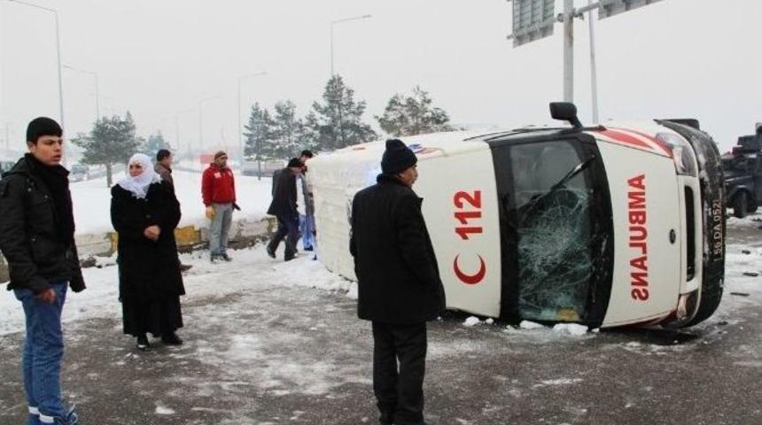 Batman&rsquo;da Cenaze Taşıyan Ambulans Kaza Yaptı