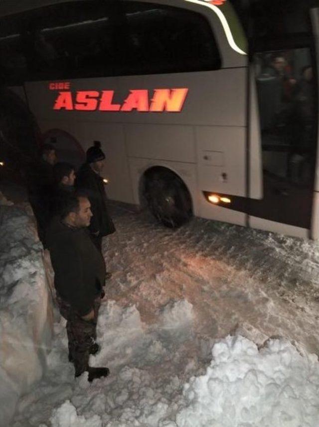 4 Saat Soğukta Mahsur Kalan Yolcuların İmdadına Milletvekili Koştu