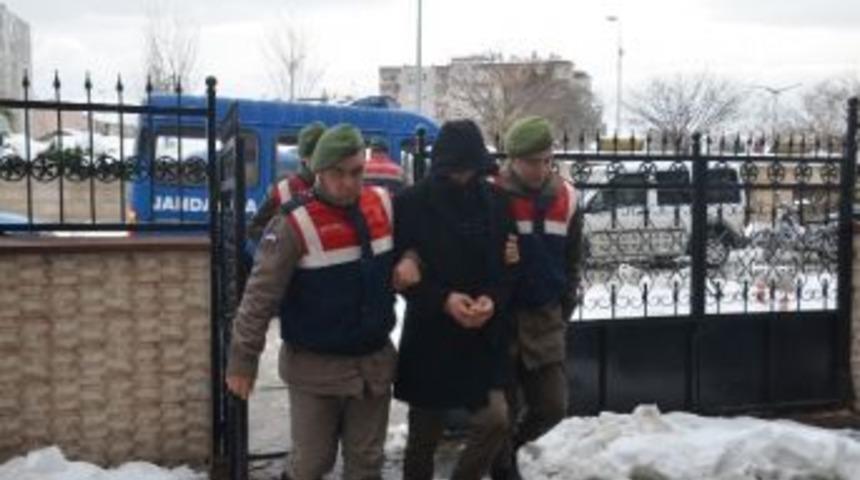 Ka&ccedil;an S&uuml;r&uuml;c&uuml; Jandarmaya Teslim Oldu