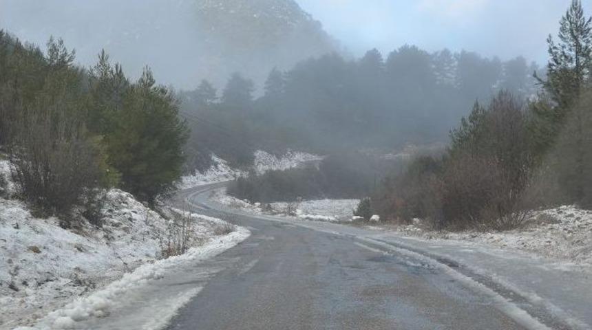 Kemer&rsquo;de Karla Kaplı Yayla Yolları A&ccedil;ılıyor