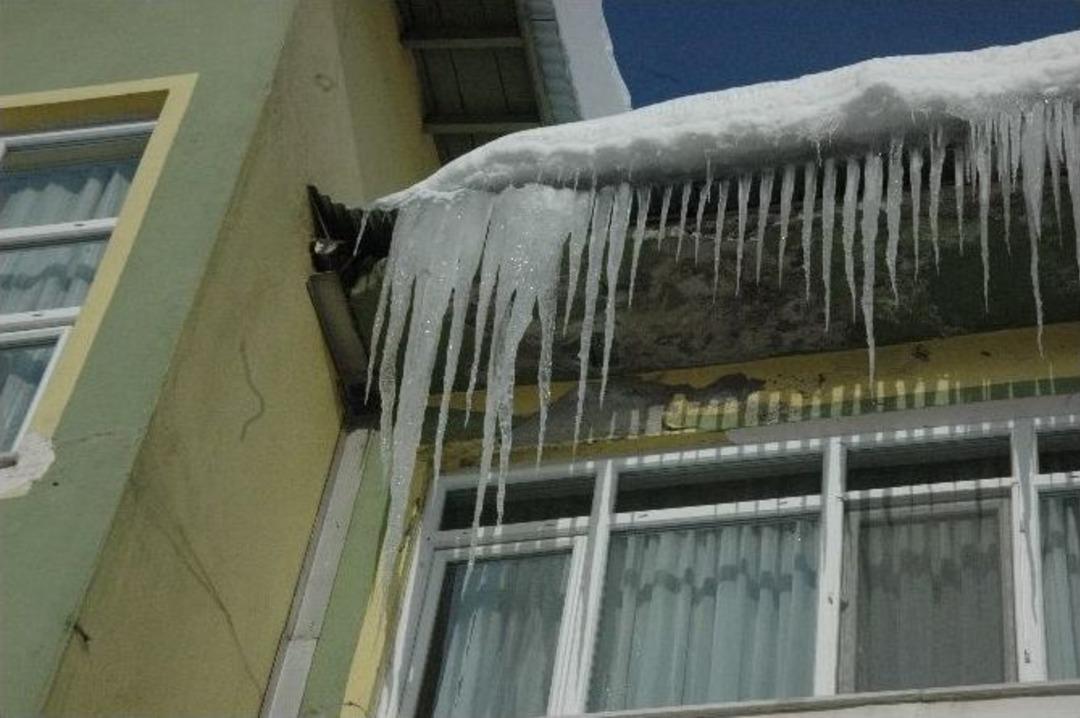 &Ccedil;atıdan Sarkan Buzlar Tehlike Sa&ccedil;ıyor