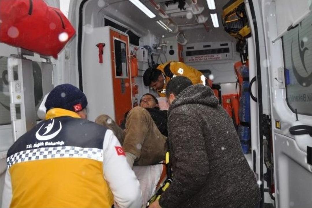 Karda Duramayan Ara&ccedil; Yayaya &Ccedil;arptı:1 Yaralı