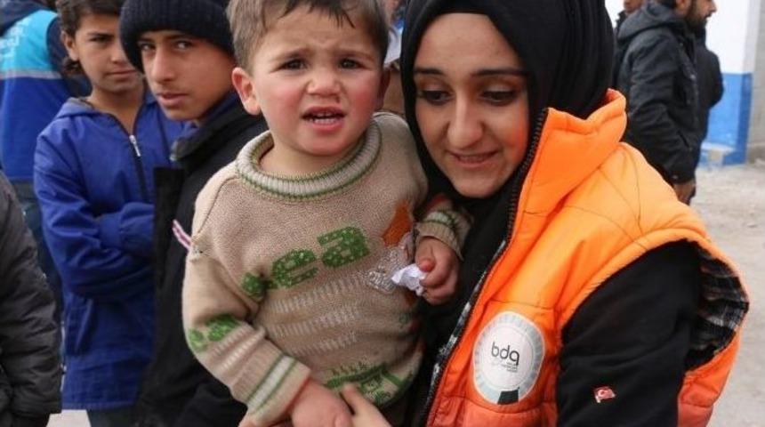 Sosyal Medya &Uuml;zerinden Grup Kuran Gen&ccedil;ler Topladıkları Yardımları Suriyelilere Teslim Etti