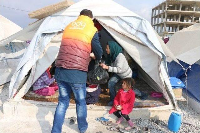 Sosyal Medya Üzerinden Grup Kuran Gençler Topladıkları Yardımları Suriyelilere Teslim Etti