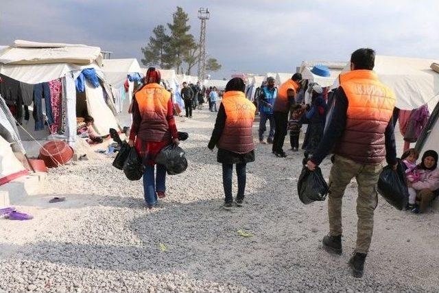 Sosyal Medya Üzerinden Grup Kuran Gençler Topladıkları Yardımları Suriyelilere Teslim Etti