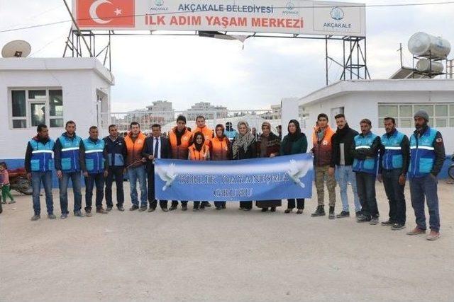 Sosyal Medya Üzerinden Grup Kuran Gençler Topladıkları Yardımları Suriyelilere Teslim Etti