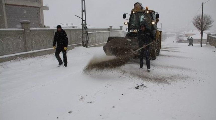 Sorgun Belediyesi Kar Temizleme &Ccedil;alışmalarını S&uuml;rd&uuml;r&uuml;yor