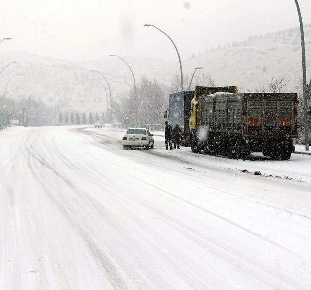 Konya’da Sürücülerin Karla İmtihanı