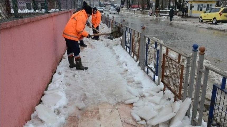 Okullar Kardan Temizlendi