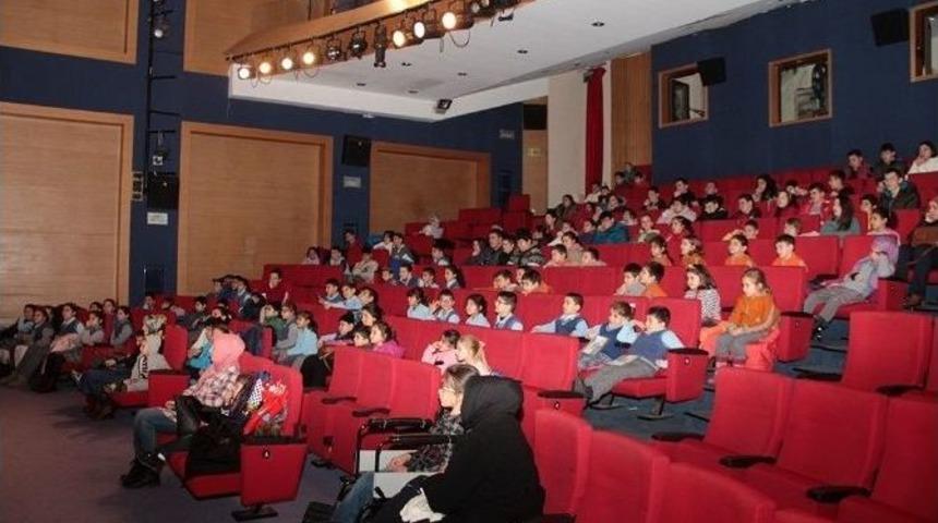 Minikler Akm&rsquo;de &lsquo;yusuf&ccedil;uk&rsquo; Oyununu İzledi