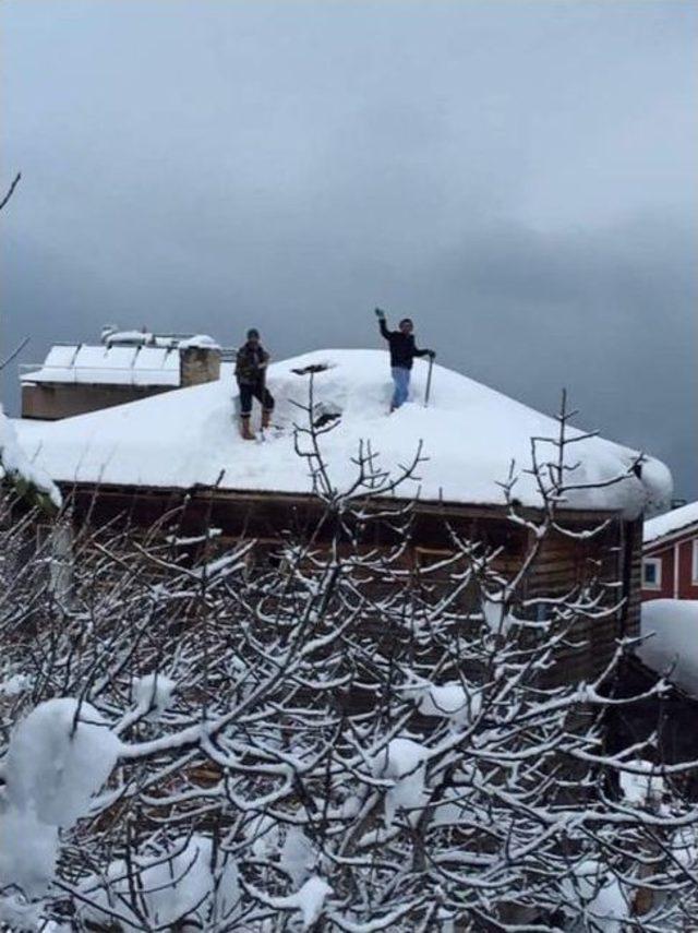 Çatıda Güvenliksiz Kar Temizleme Cesareti