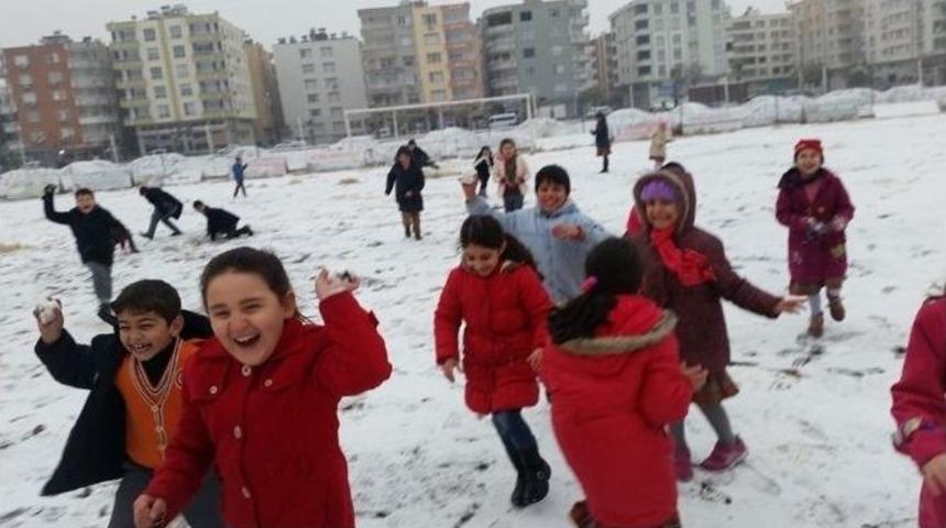 Birecik&rsquo;te Uzun S&uuml;re Sonra İlk Kez Yağan Karda &Ccedil;ocuklar Doyasıya Eğlendi