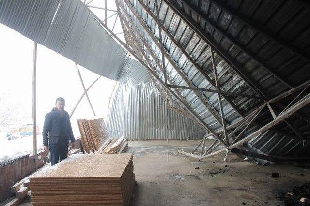 Siirt&rsquo;te &Ccedil;atısı &Ccedil;&ouml;ken Esnaf Mağdur Oldu 1