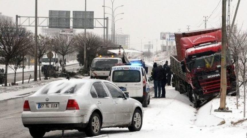 Gaziantep’te Tır’la Kamyonet Çarpıştı: 3 Yaralı