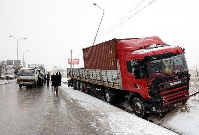 Gaziantep’te Tır’la Kamyonet Çarpıştı: 3 Yaralı