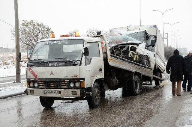 Gaziantep’te Tır’la Kamyonet Çarpıştı: 3 Yaralı