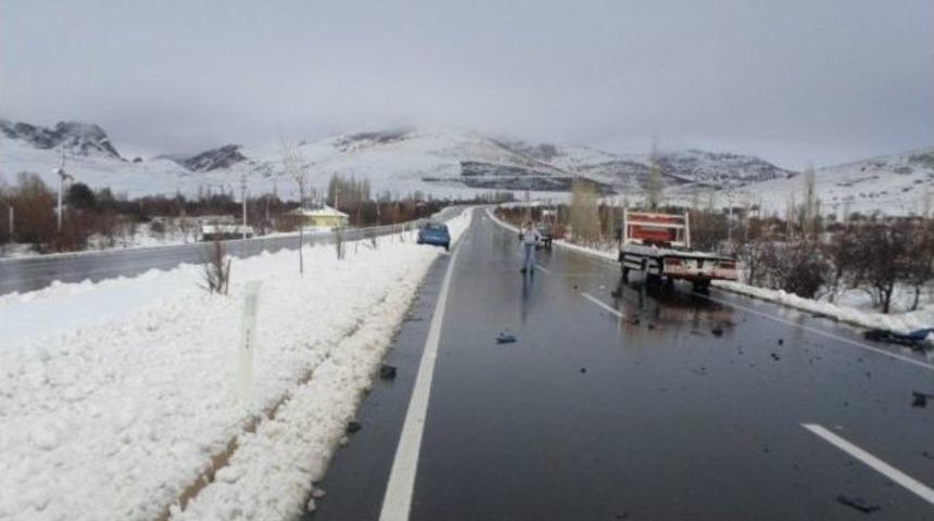 Sandıklı&rsquo;da Trafik Kazası; 1 &Ouml;l&uuml;, 3 Yaralı