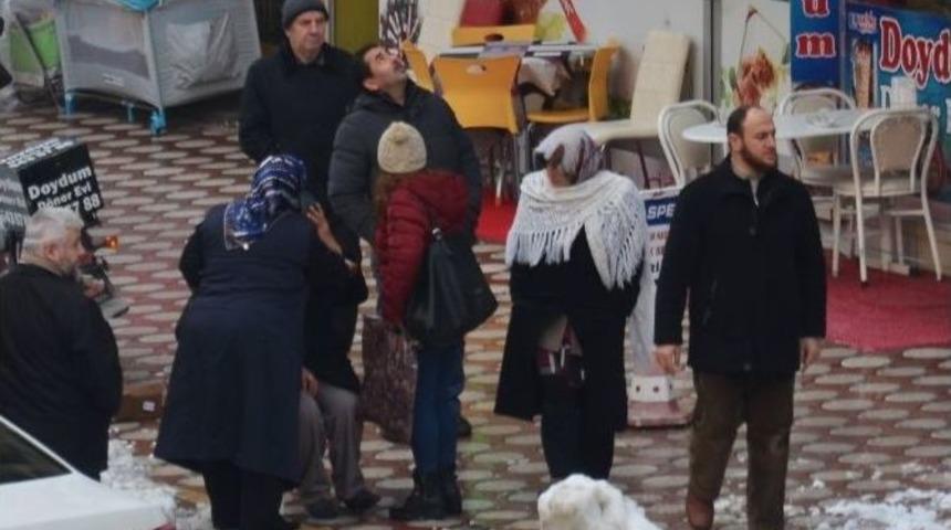 &Ccedil;atıdan D&uuml;şen Kar K&uuml;tleleri Korku Dolu Anlar Yaşattı