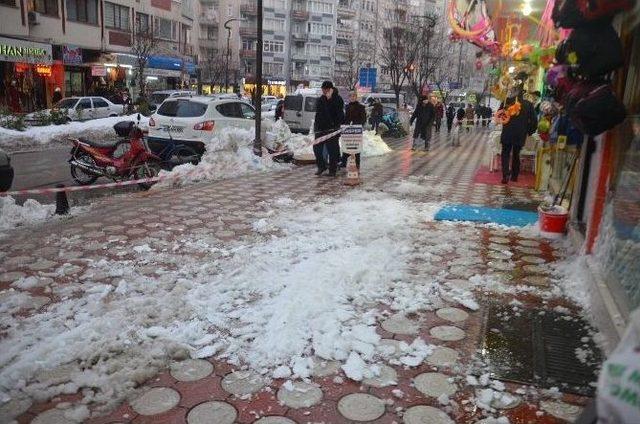 Çatıdan Düşen Kar Kütleleri Korku Dolu Anlar Yaşattı