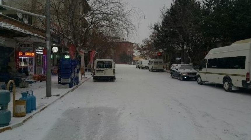 Arguvan Haftaya Kar Yağışı İle Başladı