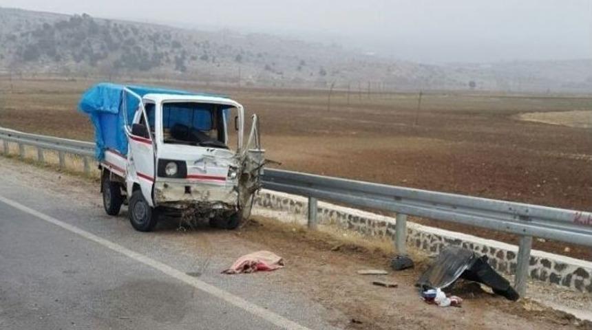 Buzlanma Nedeniyle Yoldan &Ccedil;ıkan Kamyonet, Bariyerlere &Ccedil;arparak Durabildi