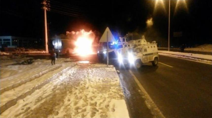 Ter&ouml;ristlerin Otob&uuml;s&uuml; Ateşe Verme Anı Kameralara Yansıdı