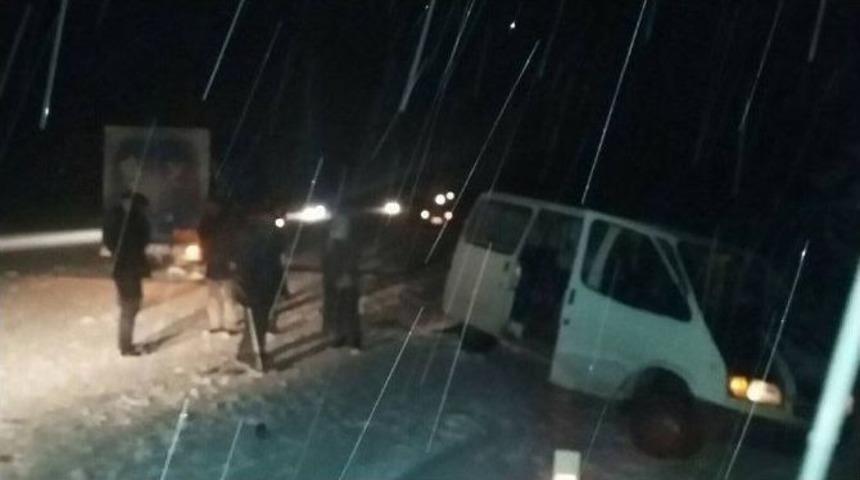 Kargo Minib&uuml;s&uuml; Kaza Yaptı: 2 Yaralı