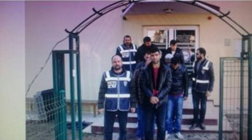 &Ccedil;eşme&rsquo;de 7 İnsan Ka&ccedil;ak&ccedil;ısı Tutuklandı