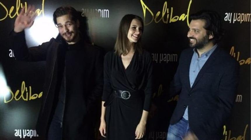 Filmin Galasında Gen&ccedil; Kızların İzdihamı