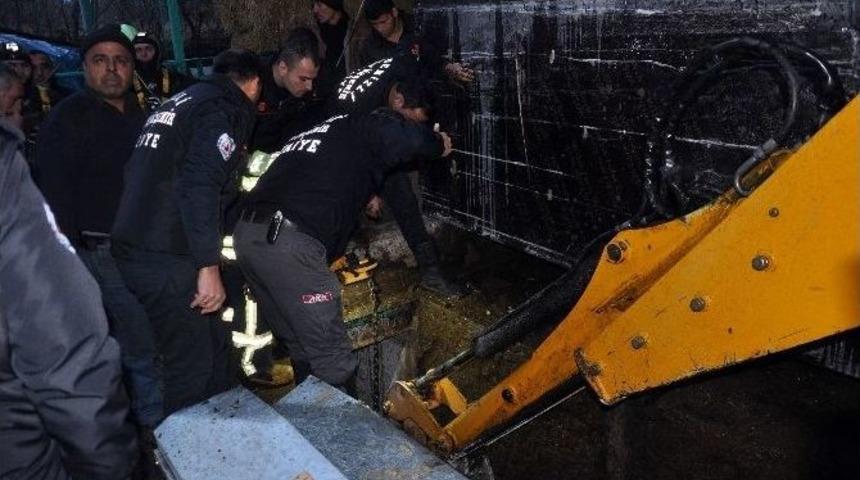 Foseptik &Ccedil;ukuruna D&uuml;şen İnek Operasyonla Kurtarıldı