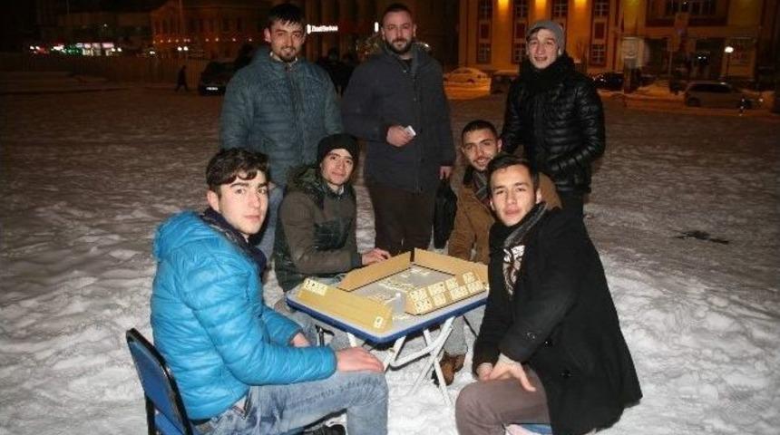 Yozgat&rsquo;ta Gen&ccedil;ler Kar &Uuml;zerinde Okey Oynayıp Eğlendi
