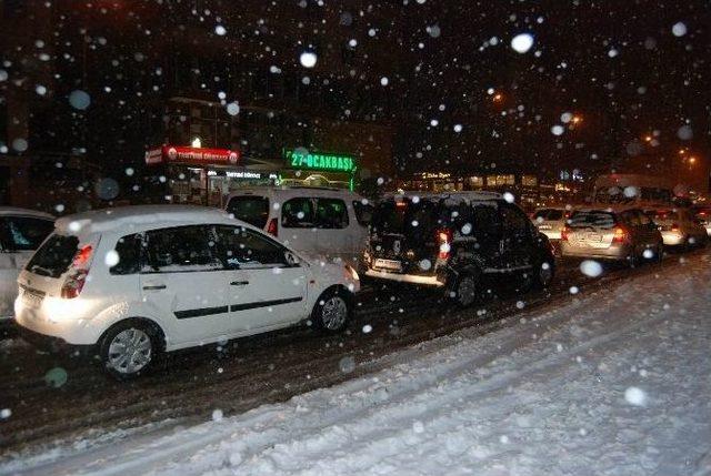 Gaziantep’te Aşırı Kar Trafiği Felç Etti