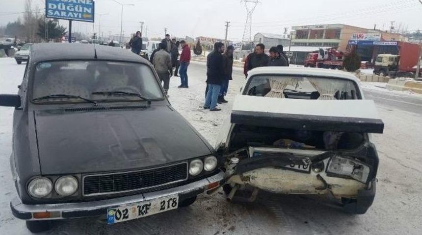 G&ouml;lbaşı İl&ccedil;esinde 6 Ara&ccedil; Zincirleme Kaza Yaptı