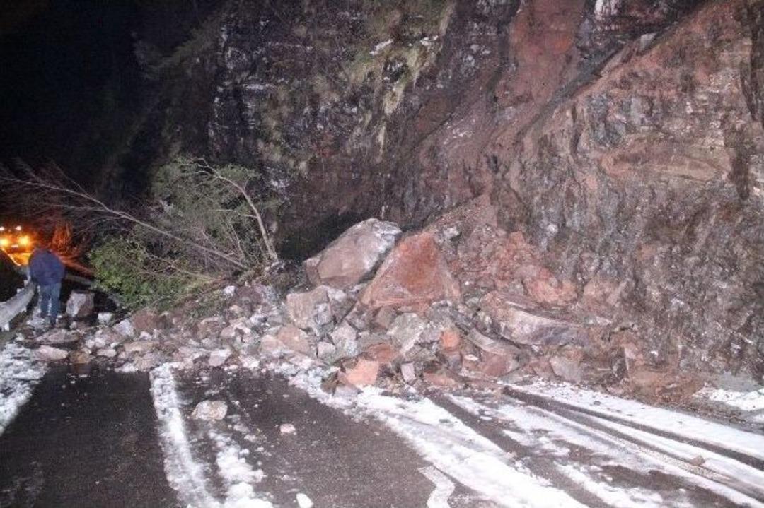 Heyelan Ereğli-kandilli Yolunu Ulaşıma Kapattı