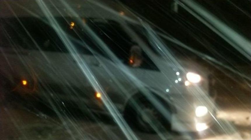 Şehir İ&ccedil;inde Ara&ccedil;lar Mahsur Kaldı