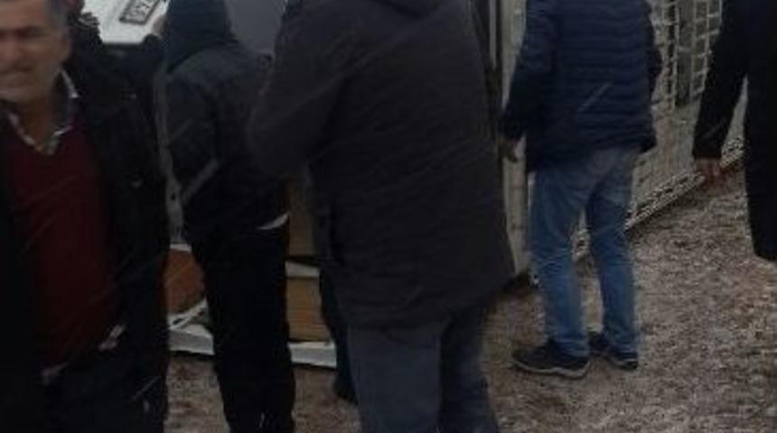 Kayganlaşan Yolda Minib&uuml;s Devrildi