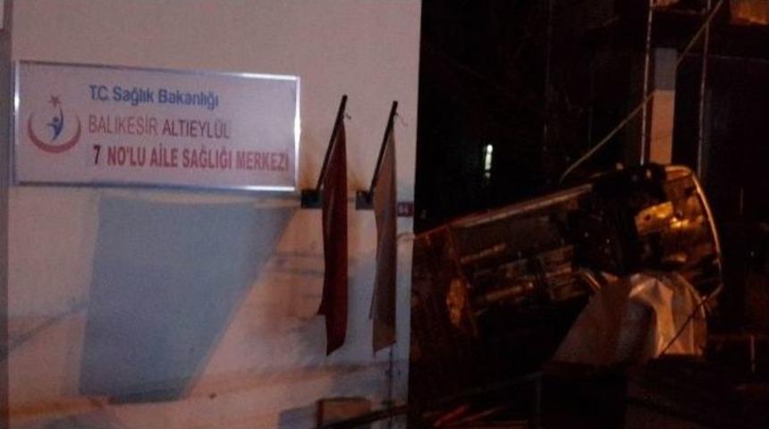 Otomobil Sağlık Ocağına Girdi...