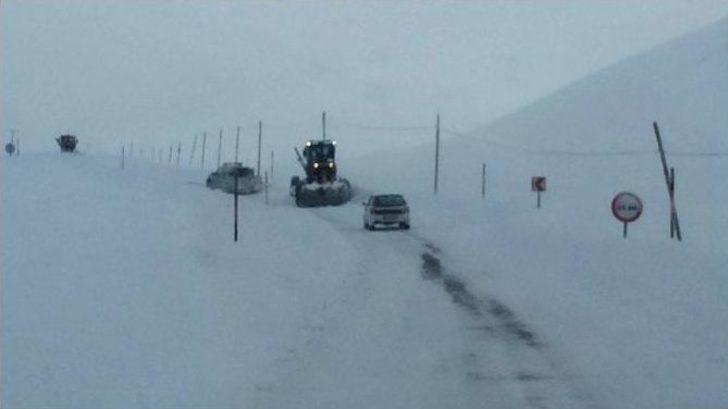 Çığ Ve Tipi Bahçesaray Yolunu Kapattı G1