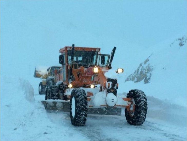Çığ Ve Tipi Bahçesaray Yolunu Kapattı G3