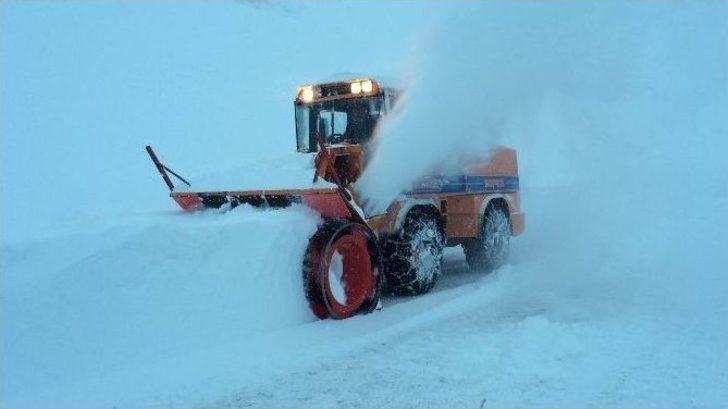 Çığ Ve Tipi Bahçesaray Yolunu Kapattı G4